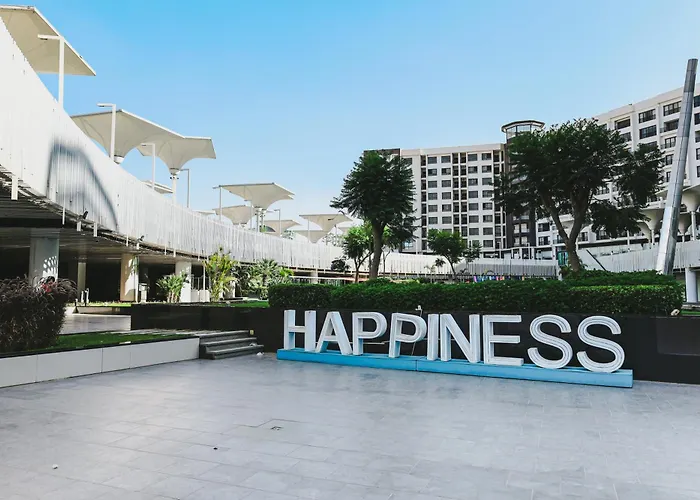 Luxury Hotel Apartment With Pools In Front Auc