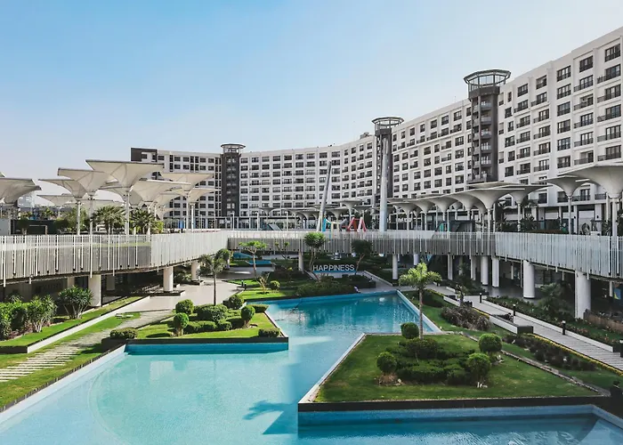 Luxury Hotel Apartment With Pools In Front Auc